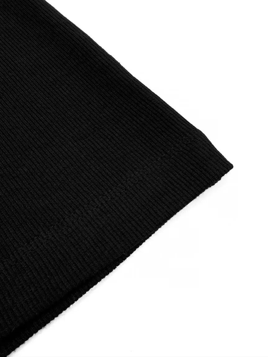 P160SaintLaurent logo embroidered vest Customized Dream Yayun ribbed cotton Delicate texture Comfortable and close to the skin Interpretation of elegance with pure black color The iconic YSL logo embroidery is vivid on the clothing Low-key but eye-catching Highlighting the unique identity and charm Highlighting the shoulder lines Feeling the confidence from the inside out Process 1: Using imported machine embroidery technology Using advanced computer control systems and sophisticated mechanical components to achieve YSL logo embroidery operations with high precision and smooth and delicate lines Process 2: The fabrics have been washed and have a better hand feel. Not easy to deform, not easy to shrink, not easy to fade, and maintain long-term beauty. Accessories: Customized 1:1 YSL trademark Size: XS S M L